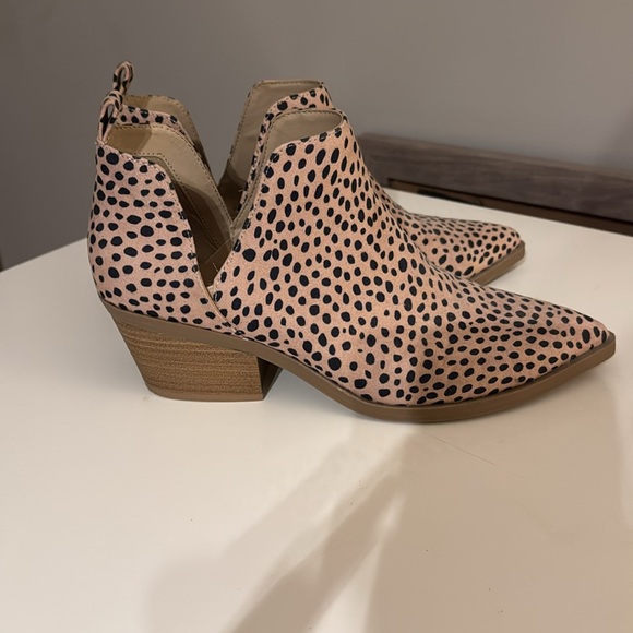 Universal Thread Leopard Booties - Picture 2 of 10